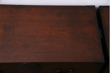 アンティーク家具　和製アンティーク　前面桂材　ぽってりとした厚みのある丸い金具が目を惹く重ね箪笥(衣装箪笥、時代箪笥)