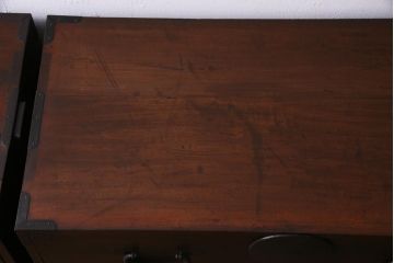 アンティーク家具　和製アンティーク　前面桂材　ぽってりとした厚みのある丸い金具が目を惹く重ね箪笥(衣装箪笥、時代箪笥)