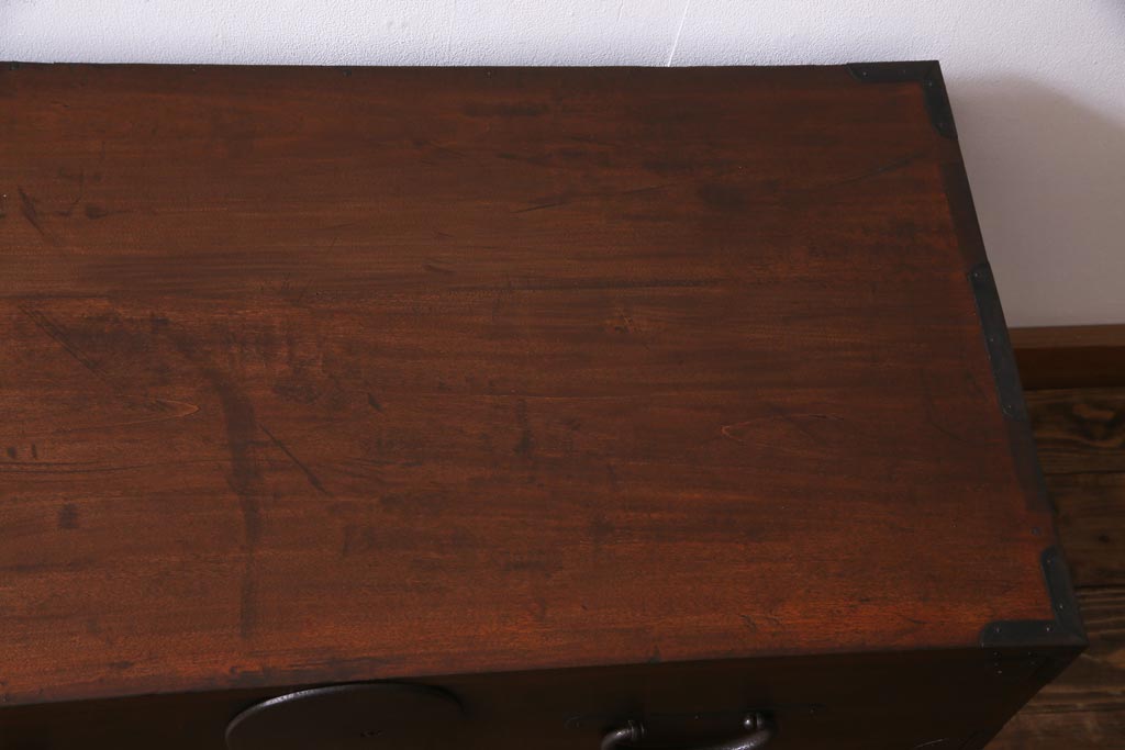 アンティーク家具　和製アンティーク　前面桂材　ぽってりとした厚みのある丸い金具が目を惹く重ね箪笥(衣装箪笥、時代箪笥)