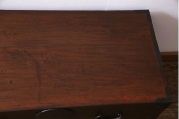 アンティーク家具　和製アンティーク　前面桂材　ぽってりとした厚みのある丸い金具が目を惹く重ね箪笥(衣装箪笥、時代箪笥)