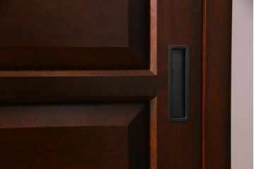 中古　松本民芸家具　引き戸が和の雰囲気を漂わせるK-3型食器棚(戸棚、収納棚、キャビネット)(定価約63万7千円)