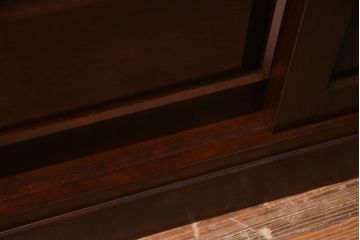 中古　松本民芸家具　引き戸が和の雰囲気を漂わせるK-3型食器棚(戸棚、収納棚、キャビネット)(定価約63万7千円)