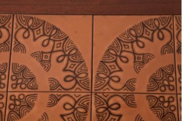 ビンテージ家具　デンマーク製　TOFTEN社　オリエンタルなタイルトップがおしゃれなコーヒーテーブル(センターテーブル)