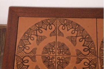 ビンテージ家具　デンマーク製　TOFTEN社　オリエンタルなタイルトップがおしゃれなコーヒーテーブル(センターテーブル)