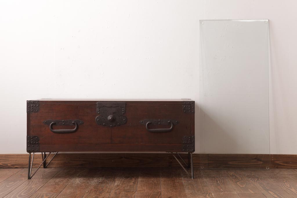 和製アンティーク　ガラス天板　鉄脚　箪笥を現代のお部屋でも楽しめるリメイクローテーブル(センターテーブル)