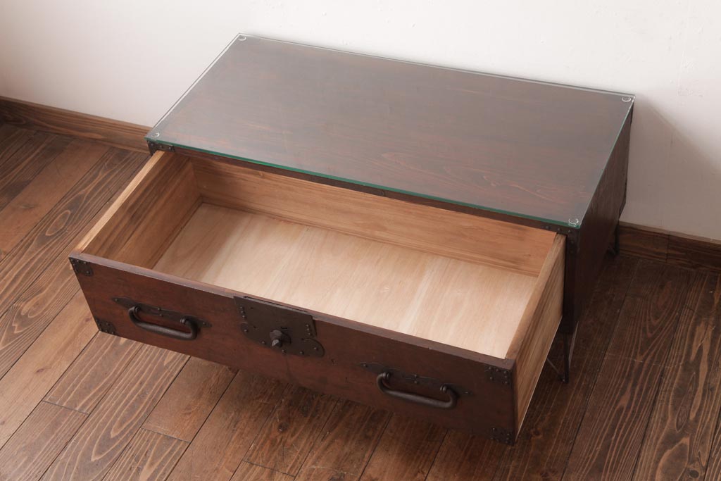 和製アンティーク　ガラス天板　鉄脚　箪笥を現代のお部屋でも楽しめるリメイクローテーブル(センターテーブル)