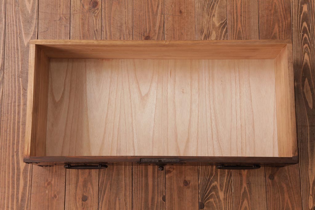 和製アンティーク　ガラス天板　鉄脚　箪笥を現代のお部屋でも楽しめるリメイクローテーブル(センターテーブル)