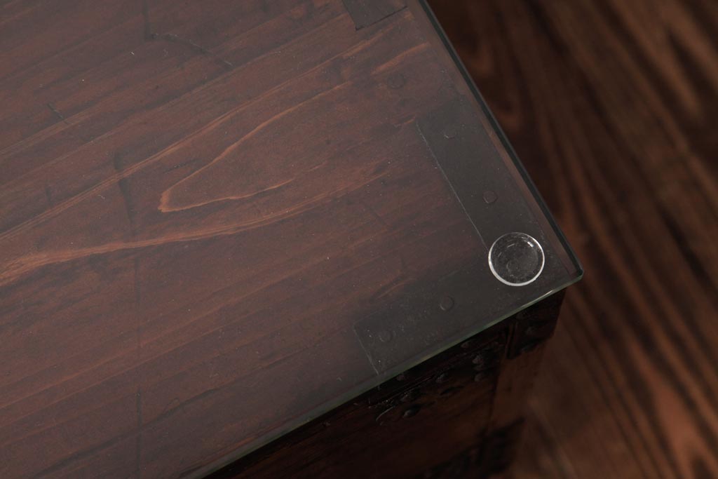 和製アンティーク　ガラス天板　鉄脚　箪笥を現代のお部屋でも楽しめるリメイクローテーブル(センターテーブル)