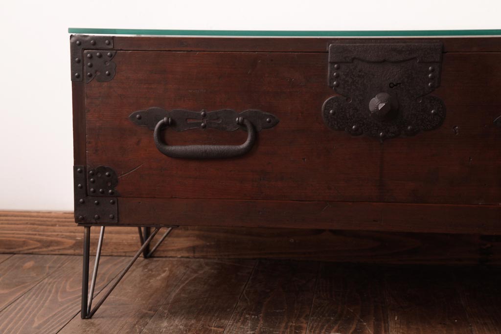 和製アンティーク　ガラス天板　鉄脚　箪笥を現代のお部屋でも楽しめるリメイクローテーブル(センターテーブル)