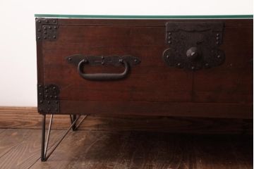 和製アンティーク　ガラス天板　鉄脚　箪笥を現代のお部屋でも楽しめるリメイクローテーブル(センターテーブル)