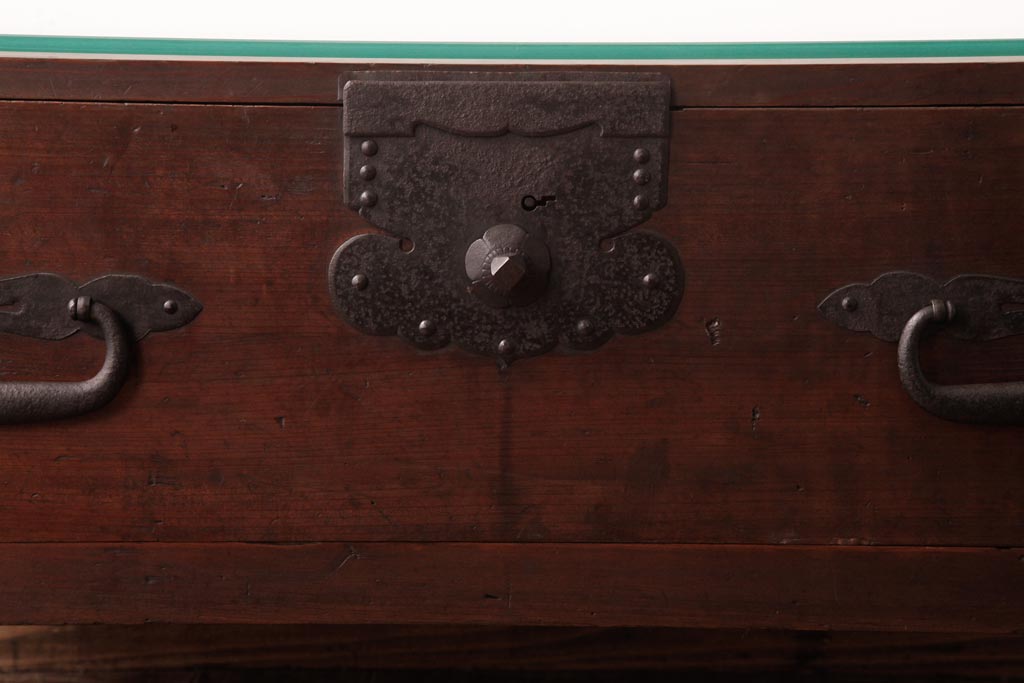 和製アンティーク　ガラス天板　鉄脚　箪笥を現代のお部屋でも楽しめるリメイクローテーブル(センターテーブル)