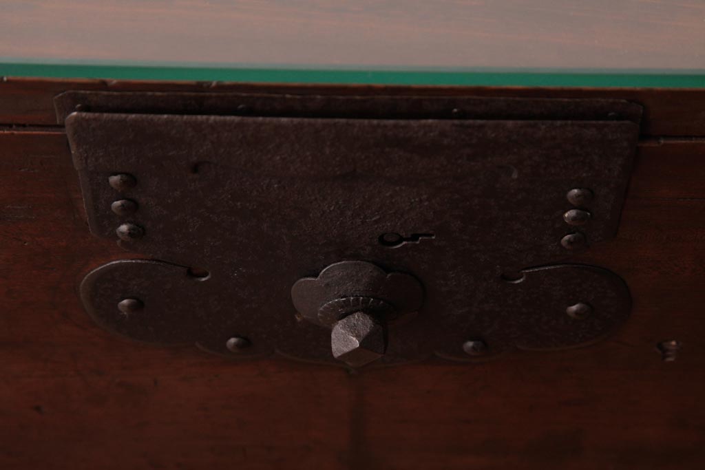 和製アンティーク　ガラス天板　鉄脚　箪笥を現代のお部屋でも楽しめるリメイクローテーブル(センターテーブル)