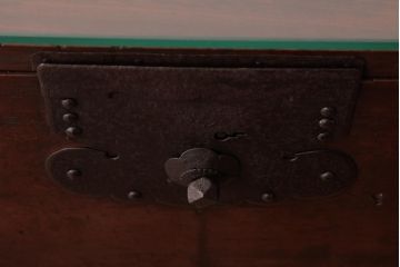 和製アンティーク　ガラス天板　鉄脚　箪笥を現代のお部屋でも楽しめるリメイクローテーブル(センターテーブル)