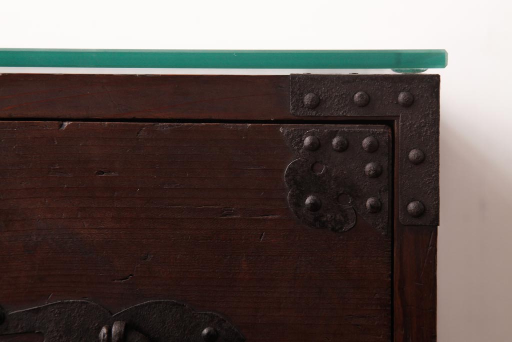 和製アンティーク　ガラス天板　鉄脚　箪笥を現代のお部屋でも楽しめるリメイクローテーブル(センターテーブル)