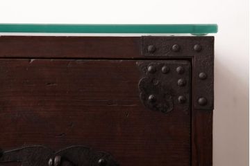 和製アンティーク　ガラス天板　鉄脚　箪笥を現代のお部屋でも楽しめるリメイクローテーブル(センターテーブル)