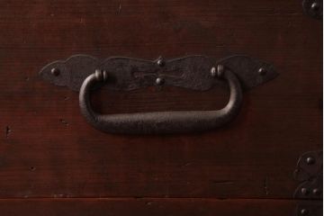 和製アンティーク　ガラス天板　鉄脚　箪笥を現代のお部屋でも楽しめるリメイクローテーブル(センターテーブル)