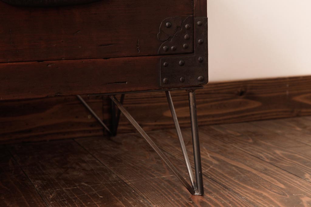 和製アンティーク　ガラス天板　鉄脚　箪笥を現代のお部屋でも楽しめるリメイクローテーブル(センターテーブル)