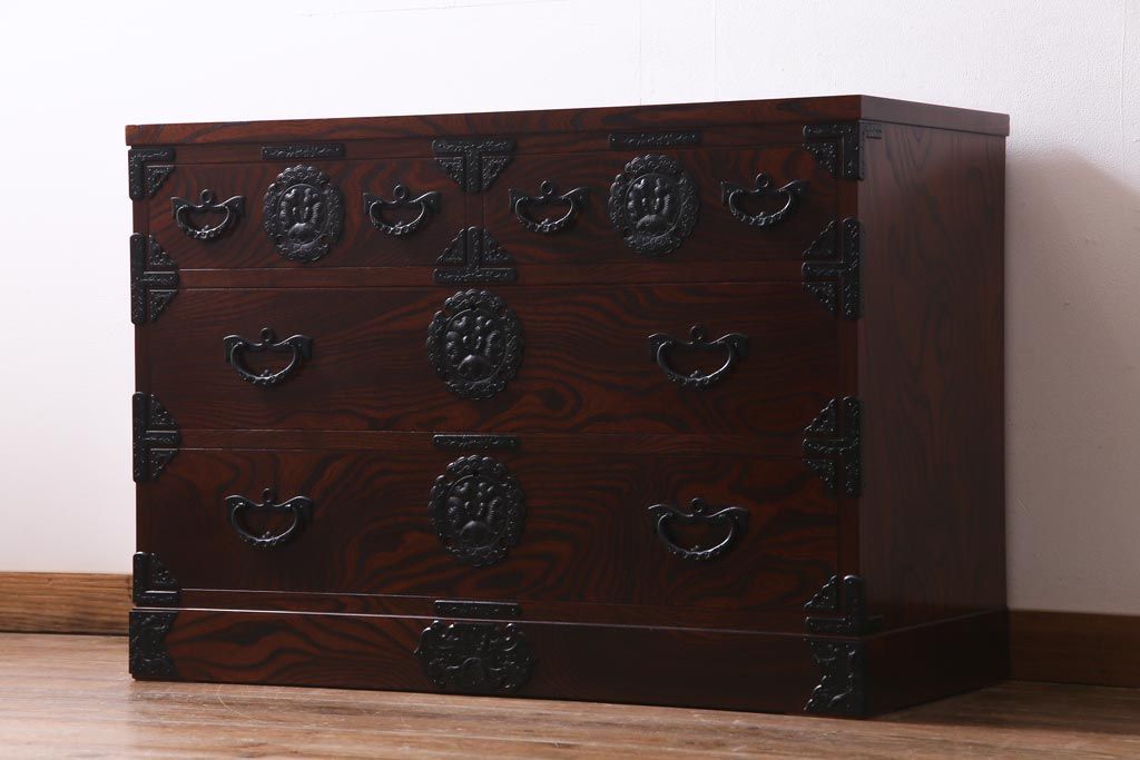 中古　岩谷堂箪笥　力強い杢目と黒い金具が魅力的なチェスト(衣装箪笥、引き出し、和タンス)