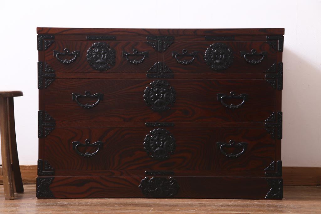 中古　岩谷堂箪笥　力強い杢目と黒い金具が魅力的なチェスト(衣装箪笥、引き出し、和タンス)