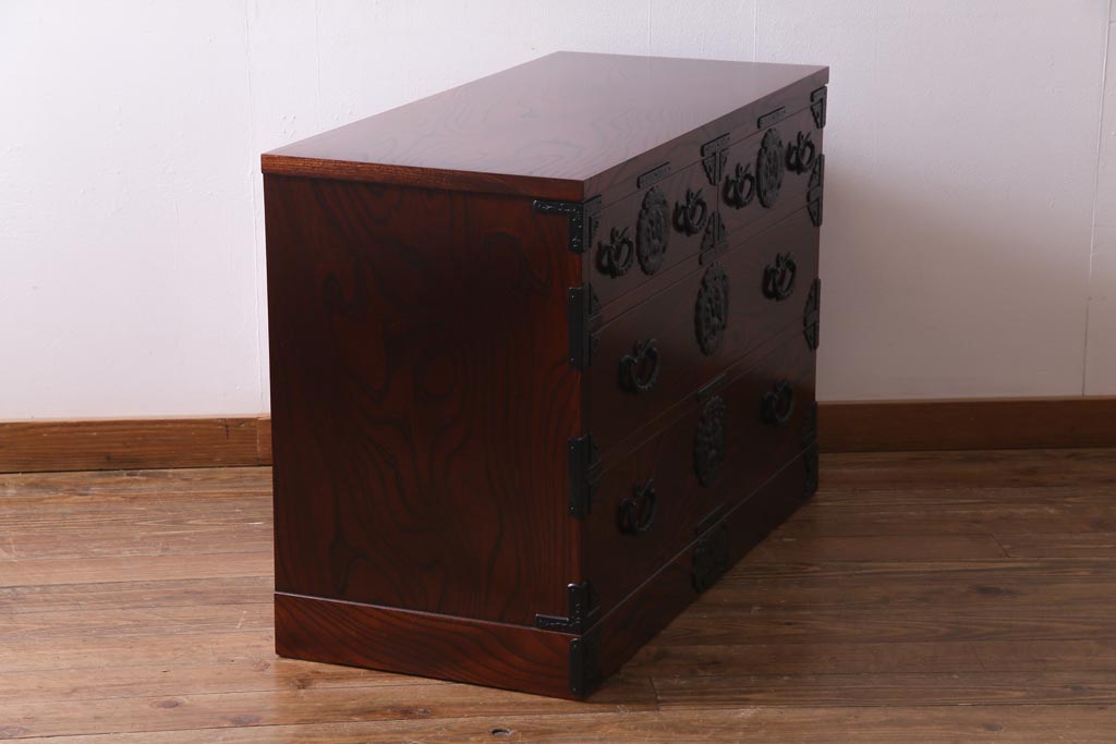 中古　岩谷堂箪笥　力強い杢目と黒い金具が魅力的なチェスト(衣装箪笥、引き出し、和タンス)