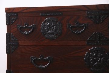 中古　岩谷堂箪笥　力強い杢目と黒い金具が魅力的なチェスト(衣装箪笥、引き出し、和タンス)