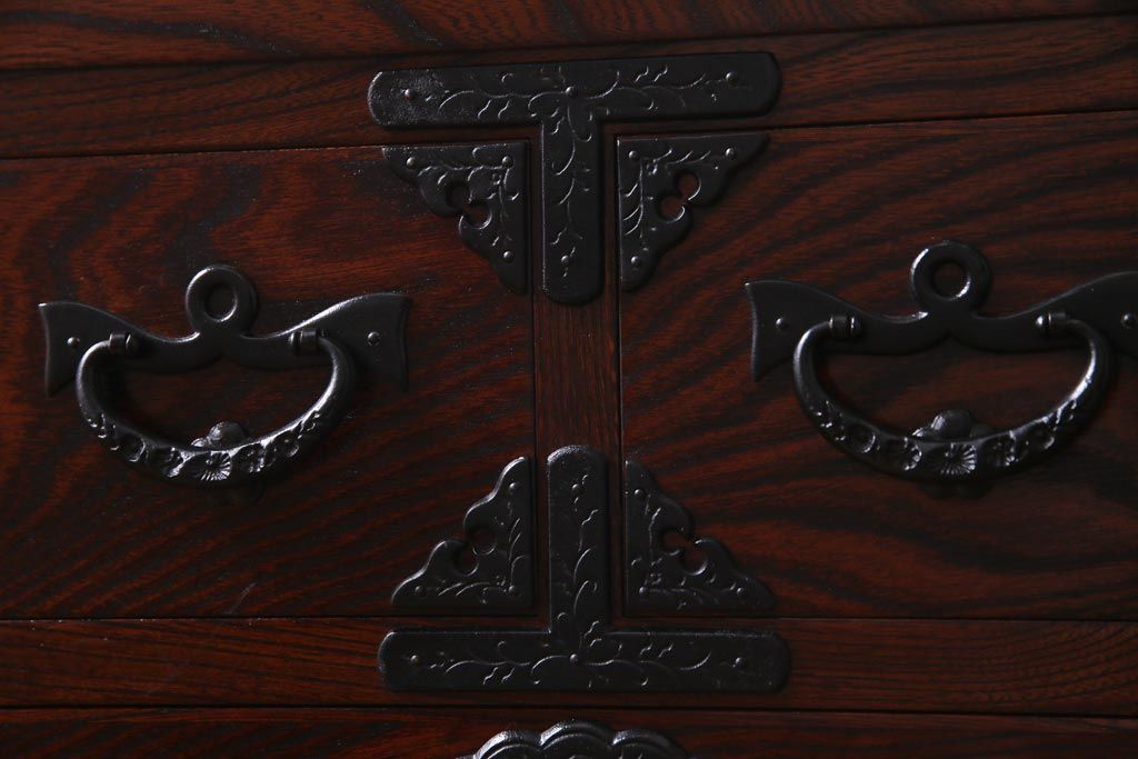 中古　岩谷堂箪笥　力強い杢目と黒い金具が魅力的なチェスト(衣装箪笥、引き出し、和タンス)