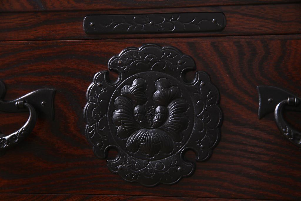 中古　岩谷堂箪笥　力強い杢目と黒い金具が魅力的なチェスト(衣装箪笥、引き出し、和タンス)