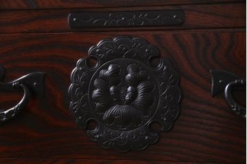 中古　岩谷堂箪笥　力強い杢目と黒い金具が魅力的なチェスト(衣装箪笥、引き出し、和タンス)