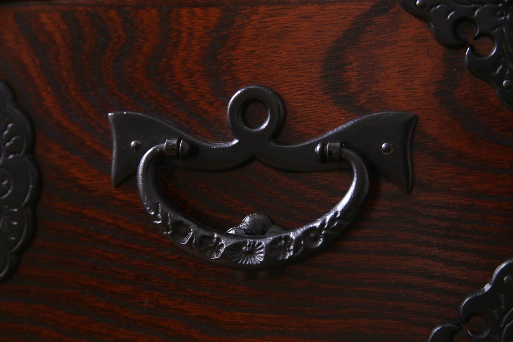 中古　岩谷堂箪笥　力強い杢目と黒い金具が魅力的なチェスト(衣装箪笥、引き出し、和タンス)