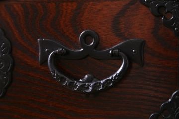 中古　岩谷堂箪笥　力強い杢目と黒い金具が魅力的なチェスト(衣装箪笥、引き出し、和タンス)