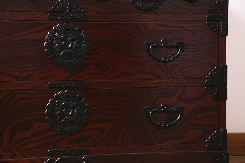 中古　岩谷堂箪笥　力強い杢目と黒い金具が魅力的なチェスト(衣装箪笥、引き出し、和タンス)