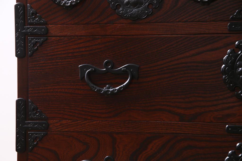 中古　岩谷堂箪笥　力強い杢目と黒い金具が魅力的なチェスト(衣装箪笥、引き出し、和タンス)