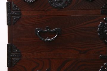 中古　岩谷堂箪笥　力強い杢目と黒い金具が魅力的なチェスト(衣装箪笥、引き出し、和タンス)