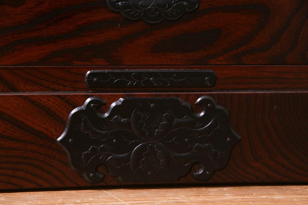 中古　岩谷堂箪笥　力強い杢目と黒い金具が魅力的なチェスト(衣装箪笥、引き出し、和タンス)
