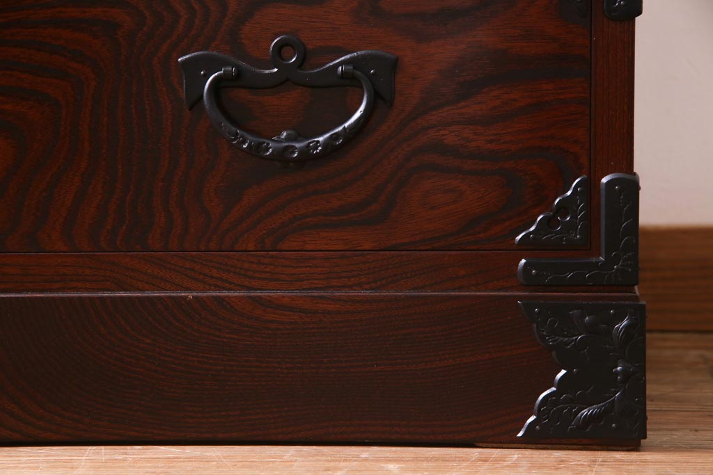 中古　岩谷堂箪笥　力強い杢目と黒い金具が魅力的なチェスト(衣装箪笥、引き出し、和タンス)