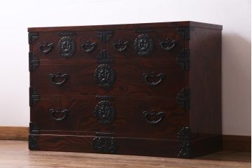 中古　岩谷堂箪笥　力強い杢目と黒い金具が魅力的なチェスト(衣装箪笥、引き出し、和タンス)