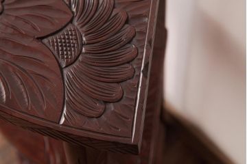 中古　伝統工芸　日光彫り　ダイナミックな花の意匠が存在感のあるコーナーラック(飾り台、花台)