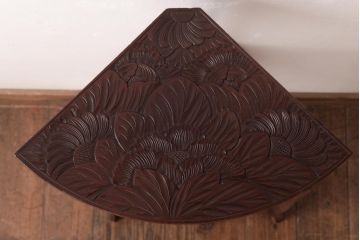 中古　伝統工芸　日光彫り　ダイナミックな花の意匠が存在感のあるコーナーラック(飾り台、花台)