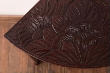 中古　伝統工芸　日光彫り　ダイナミックな花の意匠が存在感のあるコーナーラック(飾り台、花台)