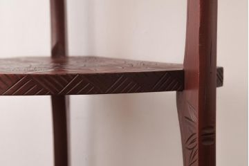中古　伝統工芸　日光彫り　ダイナミックな花の意匠が存在感のあるコーナーラック(飾り台、花台)