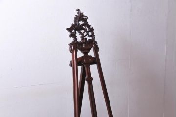 アンティーク雑貨　フランス輸入家具　マホガニー材　ロココ様式　クラシカルな雰囲気漂うイーゼル(画架、ディスプレイ)