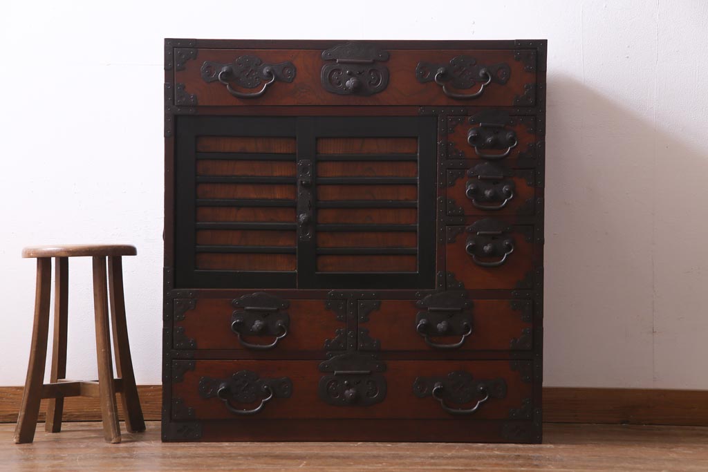 アンティーク家具　和製アンティーク　前面ケヤキ材　巾着金具が目を引く帳場箪笥(和タンス、引き出し)