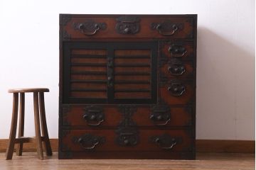 アンティーク家具　和製アンティーク　前面ケヤキ材　巾着金具が目を引く帳場箪笥(和タンス、引き出し)