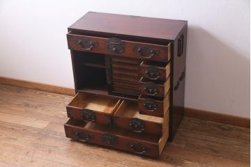 アンティーク家具　和製アンティーク　前面ケヤキ材　巾着金具が目を引く帳場箪笥(和タンス、引き出し)