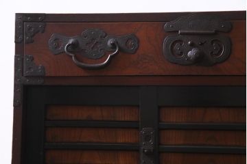 アンティーク家具　和製アンティーク　前面ケヤキ材　巾着金具が目を引く帳場箪笥(和タンス、引き出し)