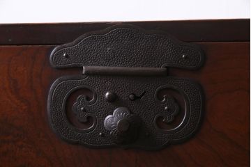 アンティーク家具　和製アンティーク　前面ケヤキ材　巾着金具が目を引く帳場箪笥(和タンス、引き出し)