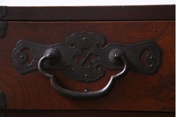 アンティーク家具　和製アンティーク　前面ケヤキ材　巾着金具が目を引く帳場箪笥(和タンス、引き出し)