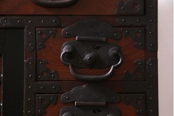 アンティーク家具　和製アンティーク　前面ケヤキ材　巾着金具が目を引く帳場箪笥(和タンス、引き出し)