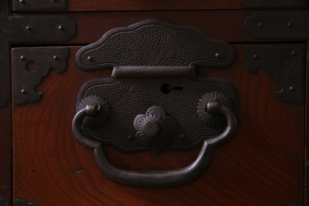 アンティーク家具　和製アンティーク　前面ケヤキ材　巾着金具が目を引く帳場箪笥(和タンス、引き出し)