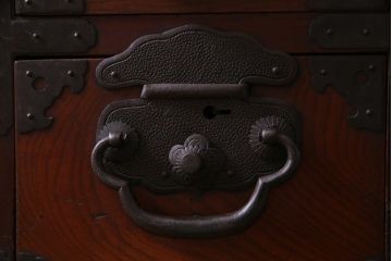 アンティーク家具　和製アンティーク　前面ケヤキ材　巾着金具が目を引く帳場箪笥(和タンス、引き出し)